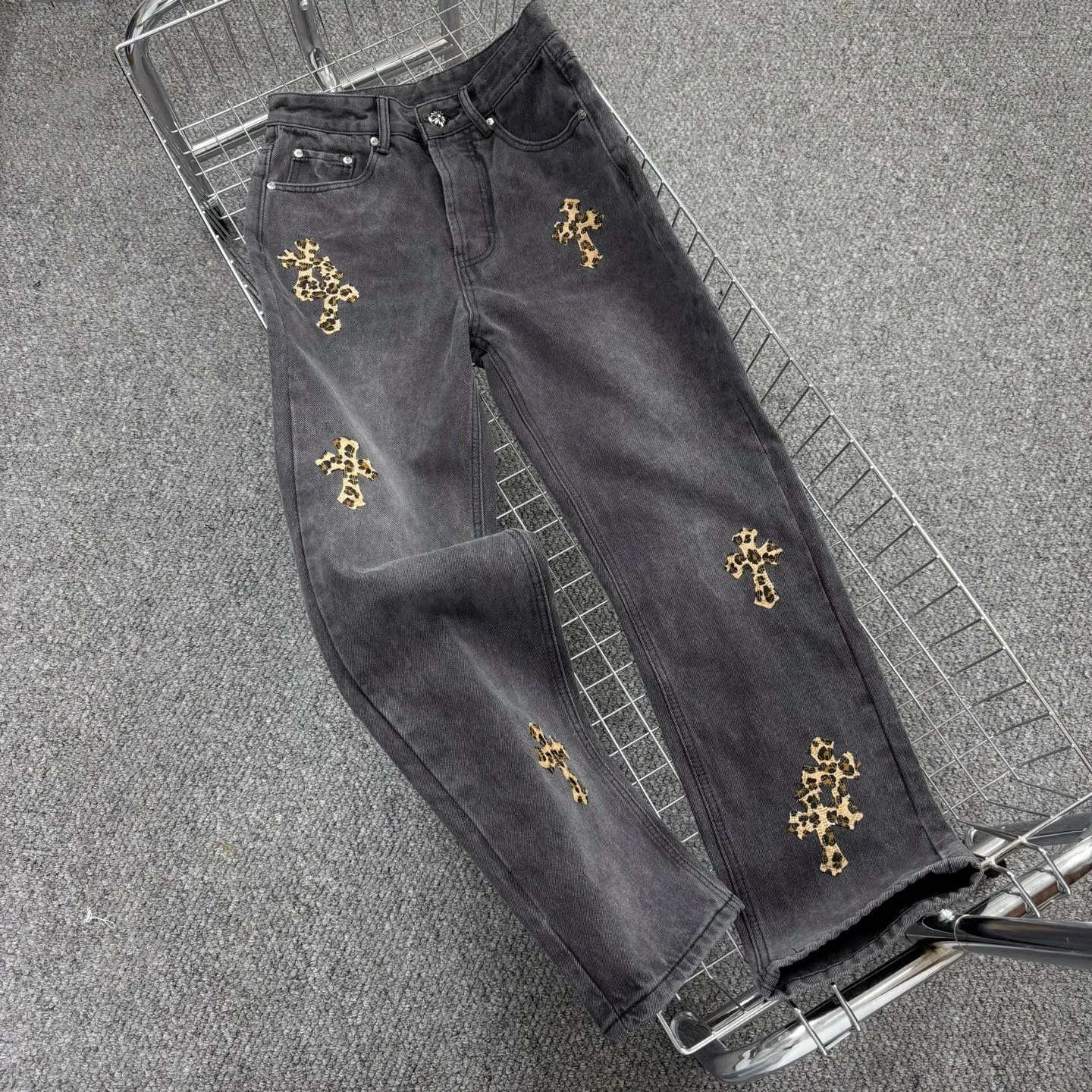 P240 model number: H859 Chrome Hearts CH Chrome Hearts black leopard print leather jeans! The counter price is 4W level, the patchwork is embellished with cross patterns, and the jeans are washed! !  An absolutely high-end luxury product, a 1.9W-level god-level single product, a super popular product, made by top heavy industry, a magic weapon that cannot be missed! [About Zangyin] This is an extremely luxurious fashion brand that can also be called the aristocracy of the high street. It has always been an exclusive brand for some hipsters or rich second generations. Compared with ordinary high streets, it is more luxurious and noble. Compared with luxury brands, it has a more fashionable personality and has always been a brand that I have a special liking for. -Color: black -Size: 28-30-32-34-36
